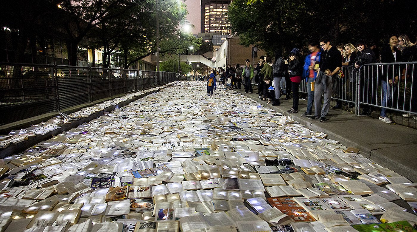 Luzinterruptus: Literature vs. Traffic