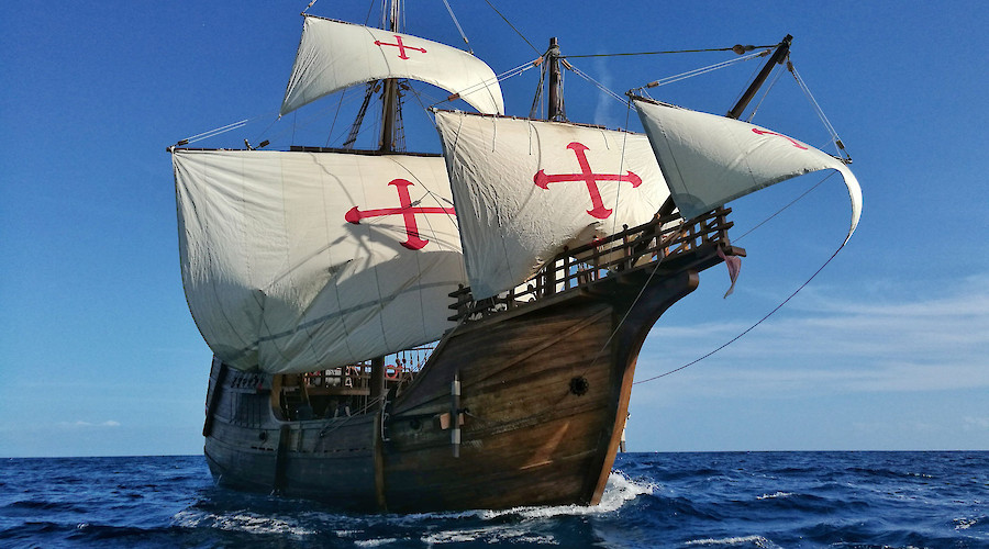 Nao Santa María's replica sails up to The Wharf